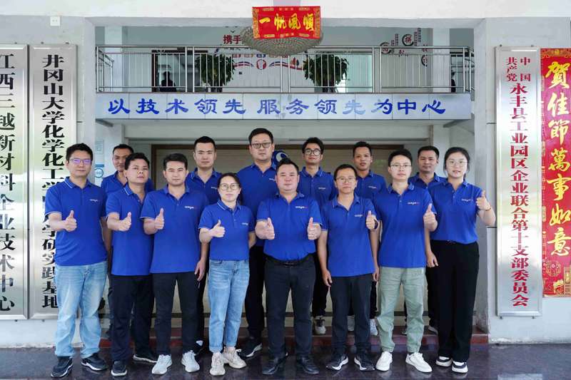 研发工程师合影 - 副本(1).jpg